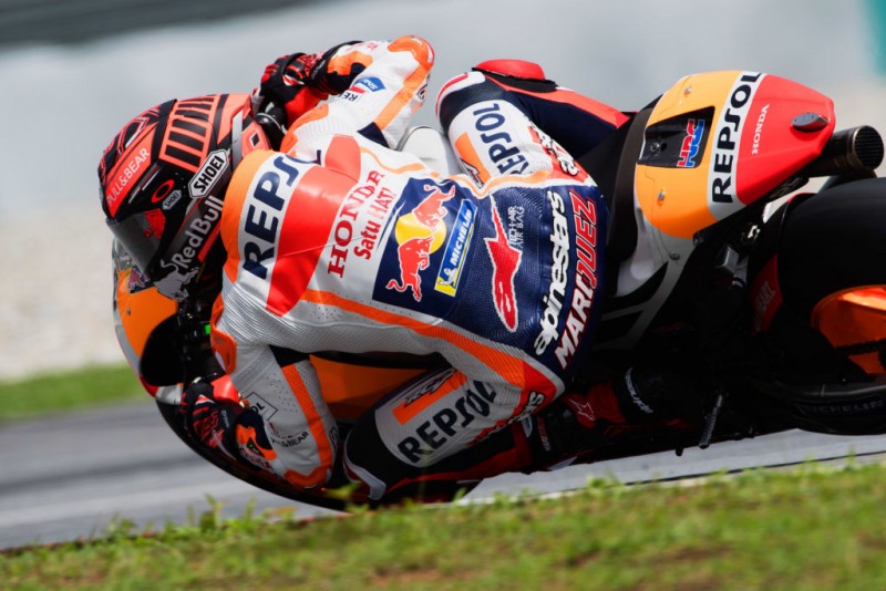 MotoGP: Marc Marquez promuove Jorge Lorenzo e le ombrelline>