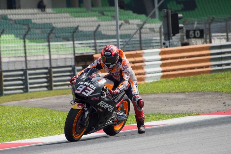 MotoGP: Marc Marquez promuove Jorge Lorenzo e le ombrelline>