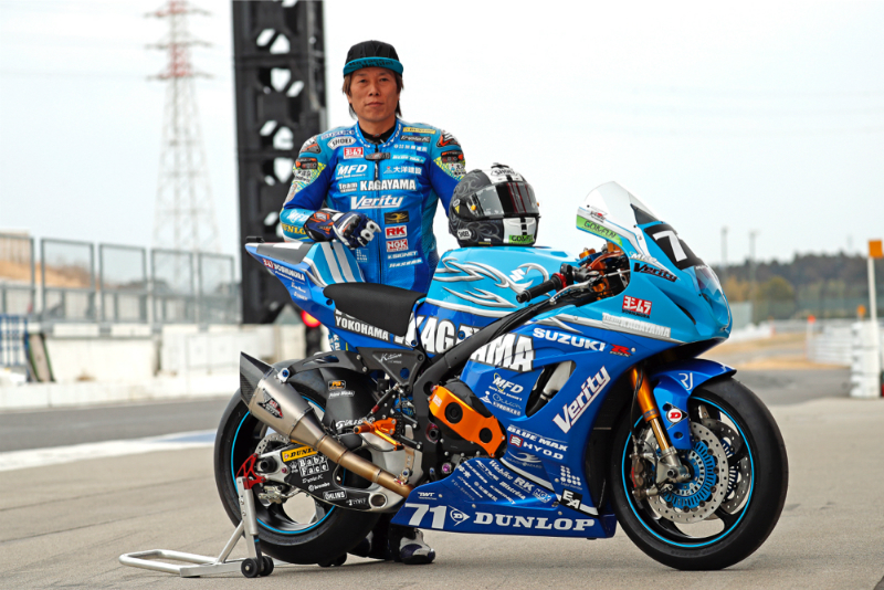 Yukio Kagayama in posa accanto alla sua Suzuki GSX-R 1000>