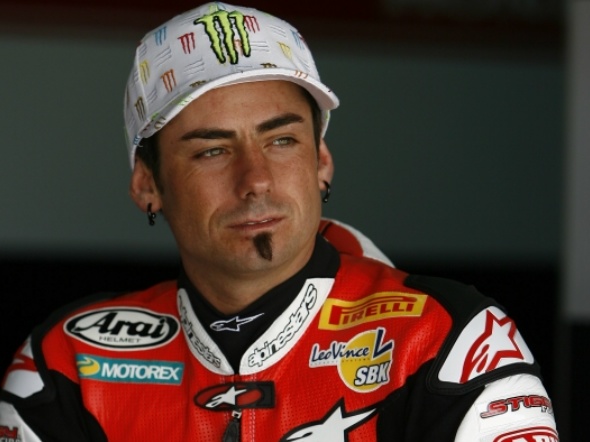 Superbike: prima immagine di John Hopkins con la tuta Stiggy