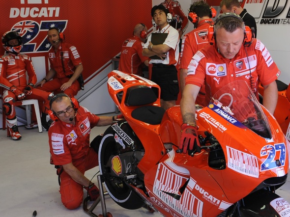 MotoGP Mugello Warm Up: Stoner il più veloce sul bagnato