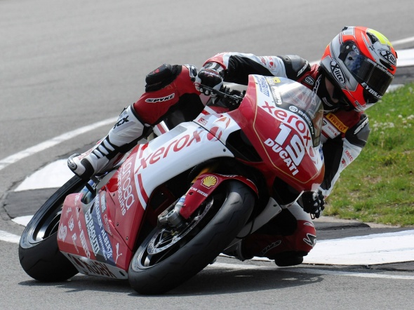 Superstock 1000 Donington Gara: vince Xavier Simeon