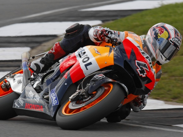 MotoGP Donington Gara: Dovizioso vince una gara folle