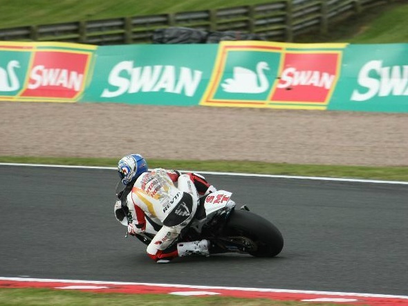 BSB Oulton Park Prove Libere 1: Karl Harris a sorpresa