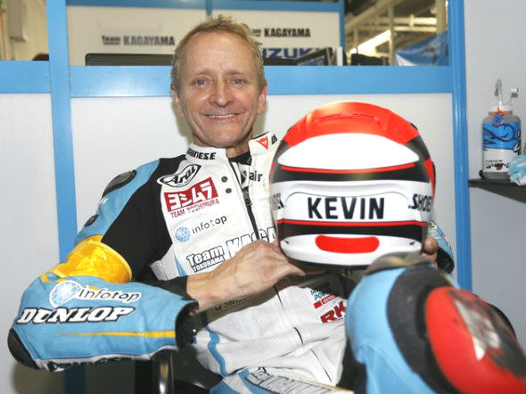 8h Suzuka: Kevin Schwantz rende omaggio a Wayne Rainey indossando il suo casco