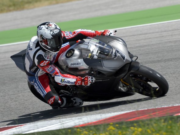 Superbike: ecco Carlos Checa in sella alla 1199 Panigale