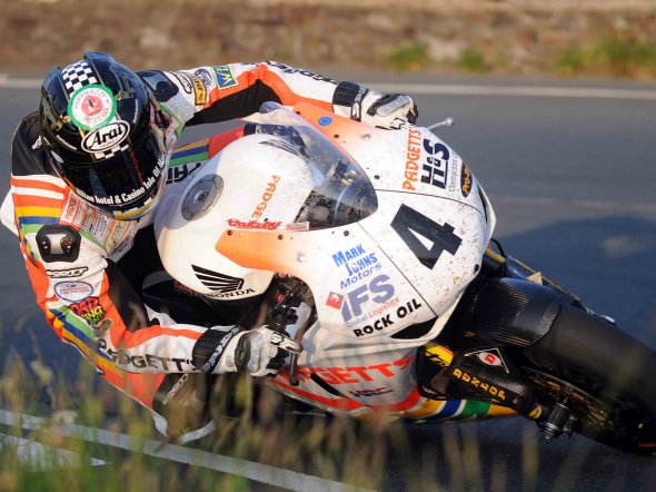 Tourist Trophy: Ian Hutchinson a 130.614 mph, oggi le prime gare