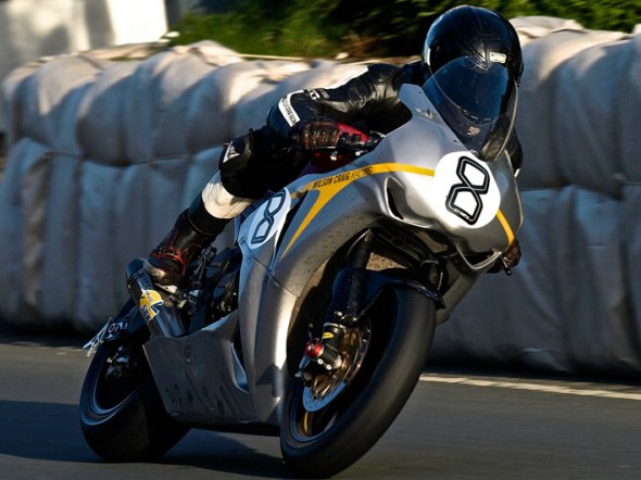 Tourist Trophy: gara del Senior TT sospesa, caduta di Guy Martin
