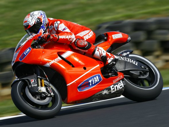 MotoGP Phillip Island Warm Up: Casey Stoner rifila 2″ a tutti