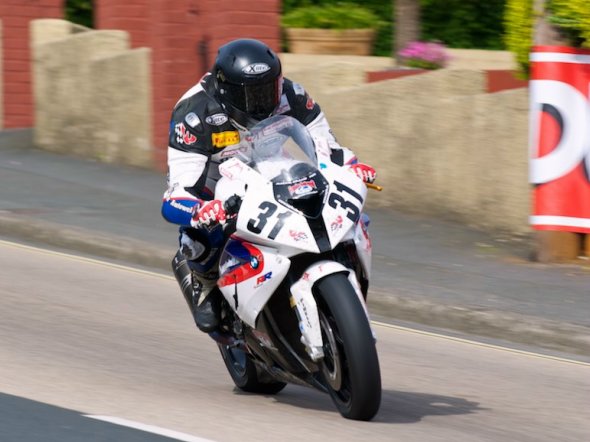 Tourist Trophy: la BMW ancora al via con Rico Penzkofer