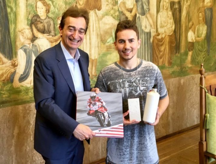 Jorge Lorenzo e il dono con la foto di Dovi, il web si scatena