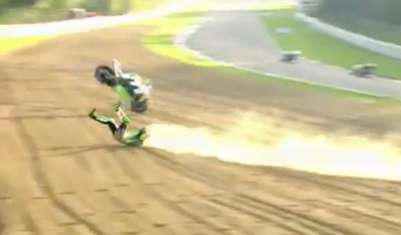 VIDEO Terribile caduta di Leon Haslam, che paura a Brands Hatch! Brands Hatch, la drammatica caduta di Leon Haslam, 15 ottobre 2017