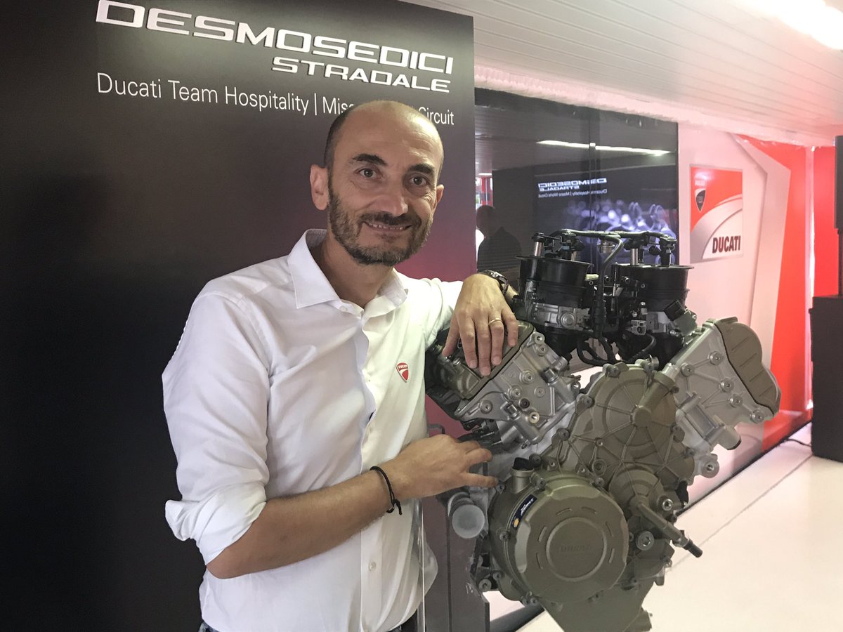 L'AD Claudio Domenicali presenta il motore V4 della Desmosedici Stradale