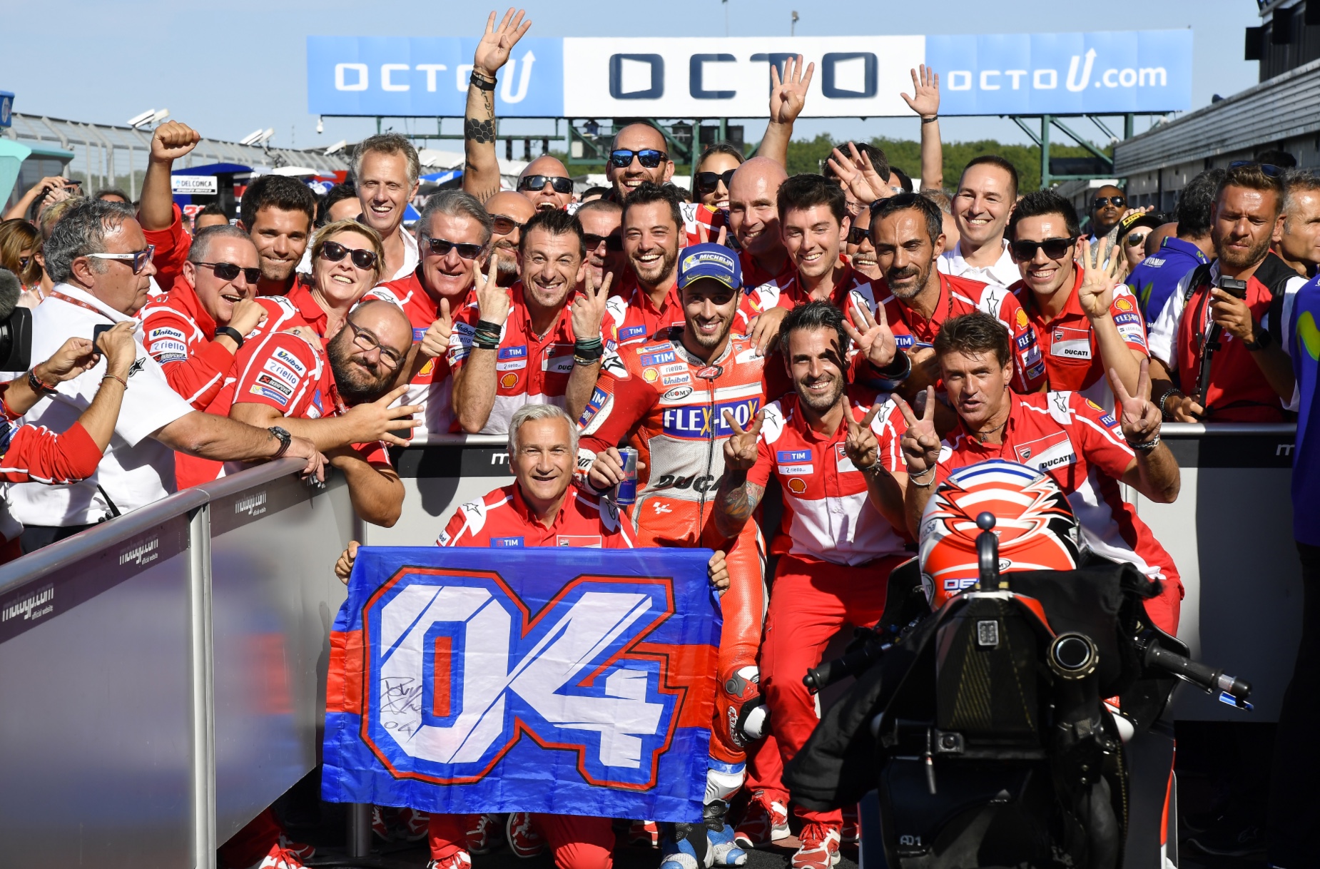 La squadra Ducati MotoGP al gran completo festeggia in parco chiuso il successo di Andrea Dovizioso