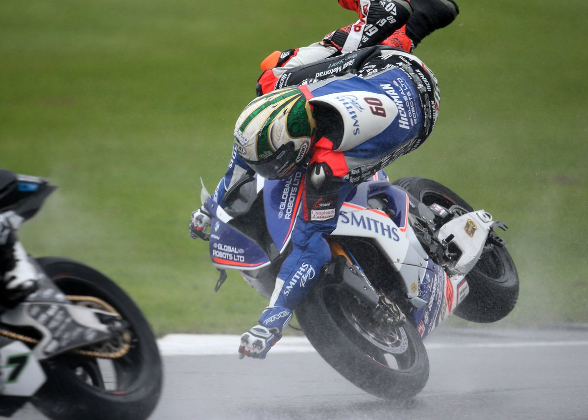 VIDEO BSB Silverstone Follie, colpi di scena, cadute: uno show pazzesco! La caduta di Peter Hickman nella British Superbike a Silverstone 2017