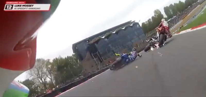 Caduta a Brands Hatch durante gara 1 del round finale del British Superbike, sabato 14 ottobre 2017