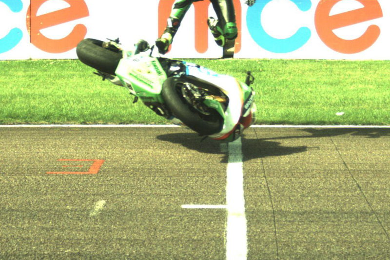 VIDEO BSB: Che paura, Luke Mossey prende il volo sul rettilineo d’arrivo Luke Mossey è transitato così sul traguardo, dopo un volo terrificante