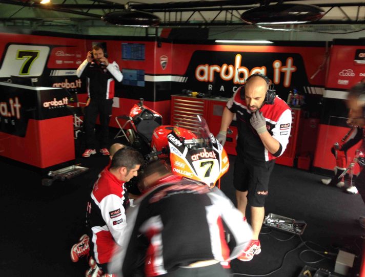 Superbike Aragon Prove 1 Jonathan Rea vola, Chaz Davies rompe