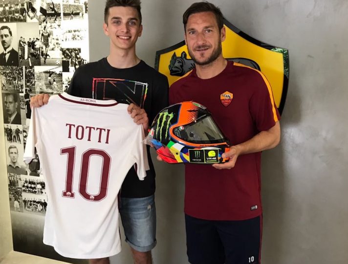 Moto2 Luca Marini ha regalato il casco a Francesco Totti