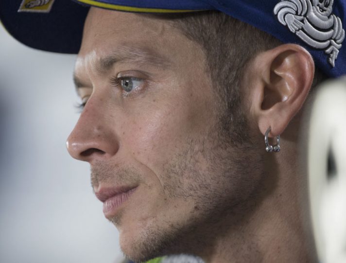 Che sfortuna: Valentino Rossi si frattura tibia e perone, trasferito a Rimini