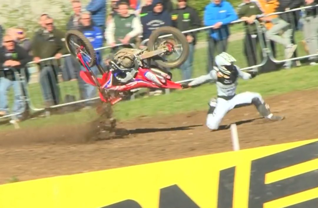 MXGP VIDEO: Tim Gajser guardate che volo! Vittoria in fumo Tim Gajser incidente GP Gran Bretagna