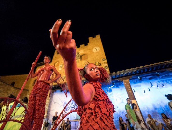 Mercantia, Certaldo: Giullari, drammaturgia e sensualità Mercantia, Certaldo
