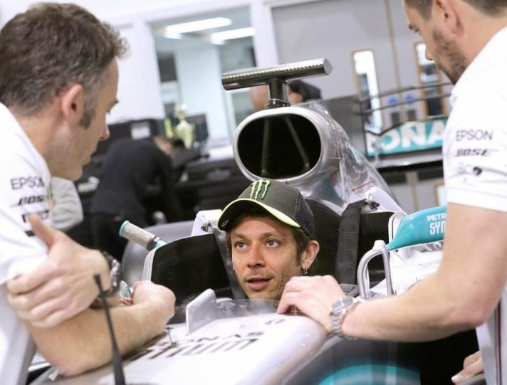 Valentino Rossi a bordo della Mercedes di Lewis Hamilton Valentino Rossi sulla Mercedes F1