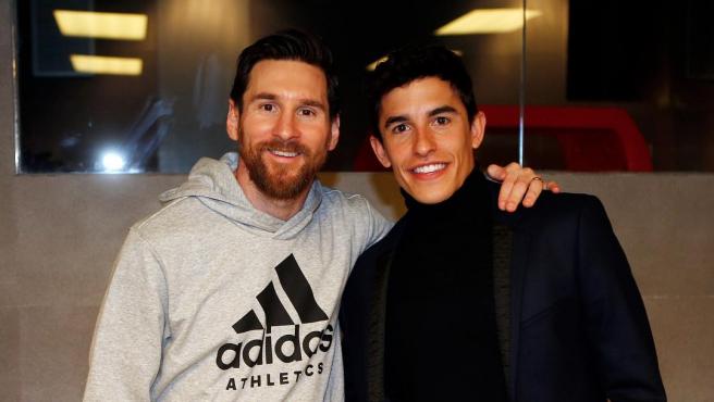 Marc Marquez al Camp Nou: calcio d’inizio per Barcellona-Real Madrid Marc Marquez e Leo Messi