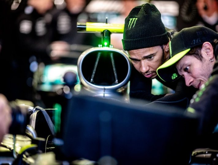 Alonso: “Lo scambio Rossi-Hamilton è solo uno show” Valentino Rossi e Lewis Hamilton