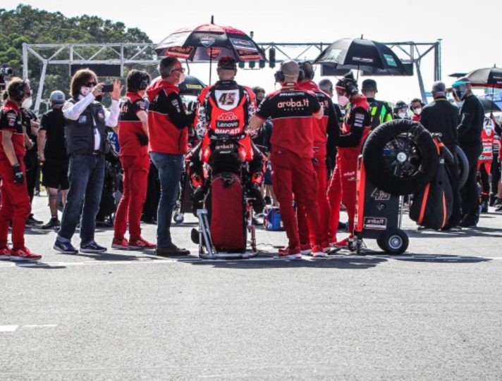 Superbike Estoril, Gara 2 posticipata alle 16:15 Nuovi orari delle dirette TV Superbike