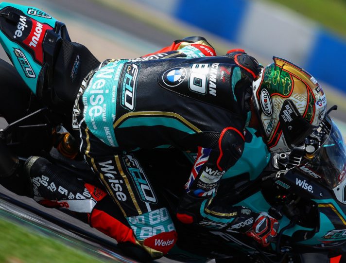 Zampata di Hickman nel British Superbike a Donington, cade O’Halloran Superbike