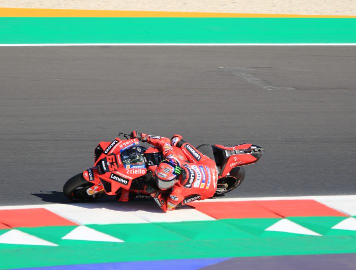 MotoGP Misano: Pecco Bagnaia vola, pole con record assoluto!