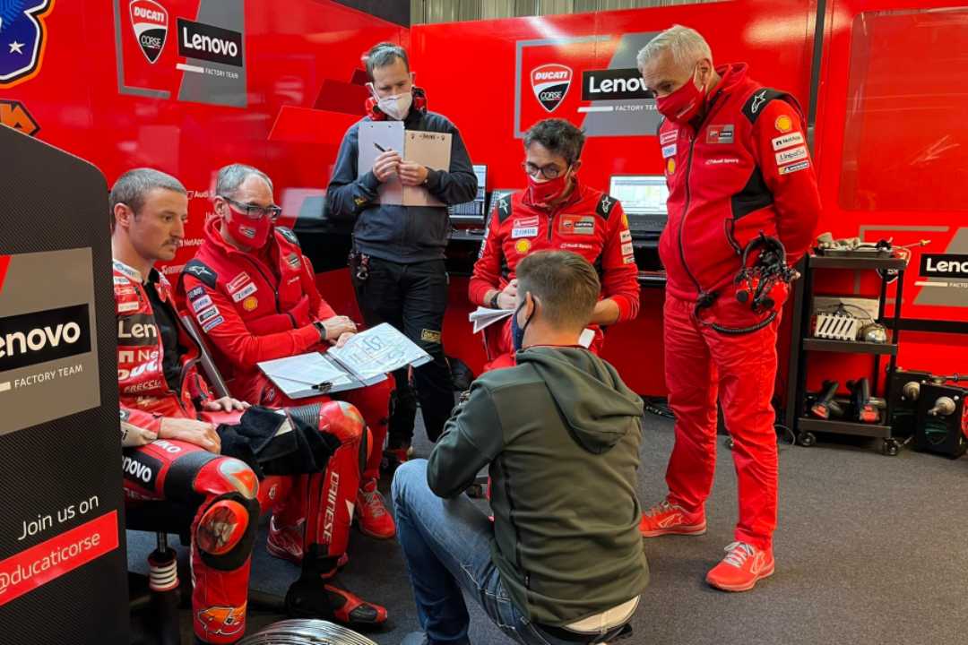 MotoGP, Casey Stoner nel box Ducati
