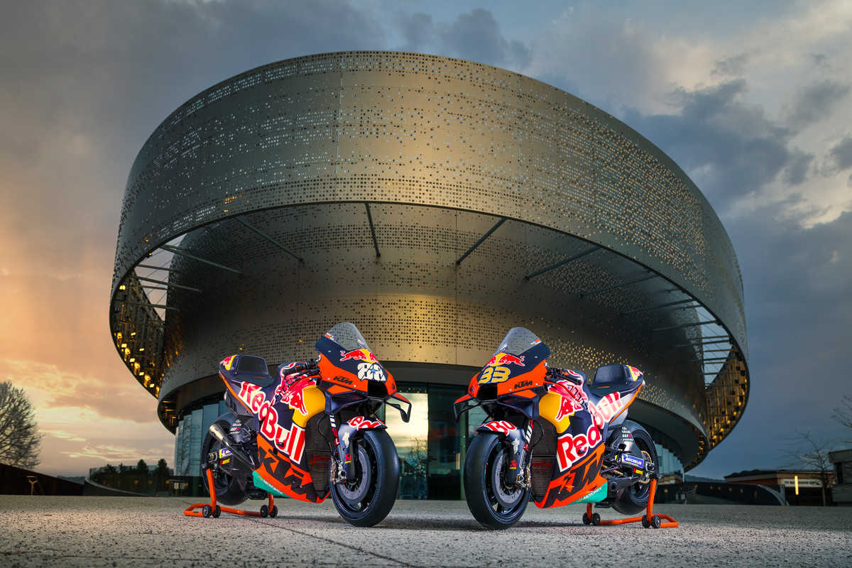 427310_Binder_33_Oliveira_88_Red Bull KTM_MotoGP Team Presentation 2022