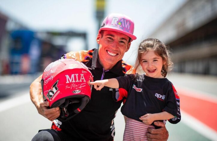 MotoGP: Aleix Espargaró punta al vertice e omaggia chi ha aiutato la figlia Mia casco espargaro motogp