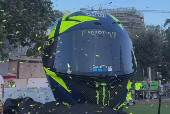 MotoGP, Valentino Rossi svela il casco record: “Continuate a guardare le gare” Casco Valentino Rossi