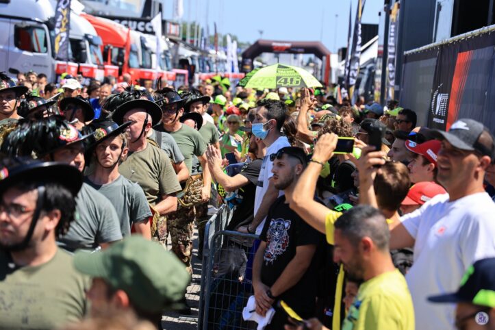 Valentino Rossi tira anche in auto: delirio per 18.000 a Misano Valentino Rossi