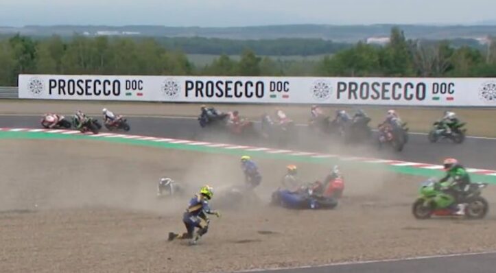 Supersport Most: carambola in partenza, Lorenzo Baldassarri ne approfitta Lorenzo Baldassarri, incidente