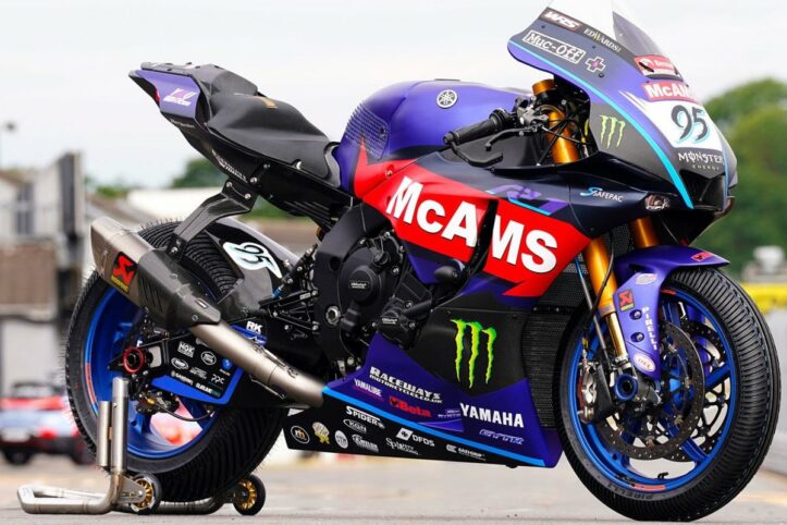 Dal BSB al Mondiale Superbike: ecco come cambia la Yamaha R1 Dal BSB al Mondiale Superbike: ecco come cambia la Yamaha R1