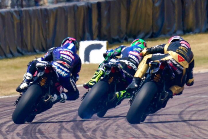 Ancora una volata nel British Superbike: la spunta Mackenzie Ancora una volata nel British Superbike: la spunta Mackenzie