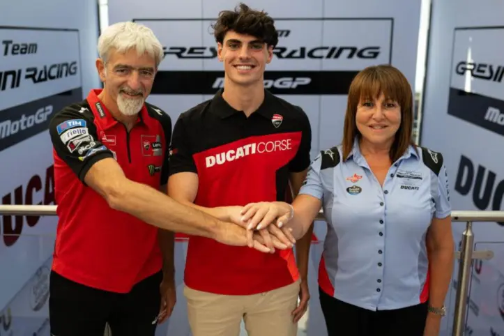 Fermin Aldeguer avec Gigi Dall'Igna et Nadia Padovani dans le garage Ducati Gresini MotoGP.